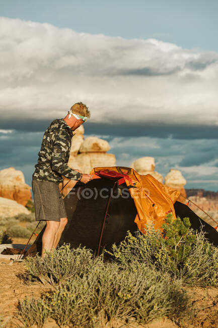 L'uomo stende la tenda nel deserto — Foto stock