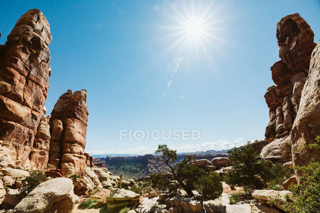 Donna sul bellissimo paesaggio nel deserto utah — Foto stock