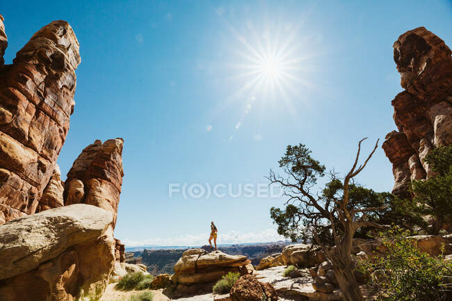 Mujer en hermoso paisaje en el desierto de utah - foto de stock