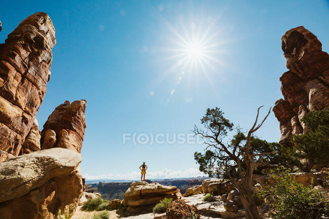 Mujer en hermoso paisaje en el desierto de utah - foto de stock