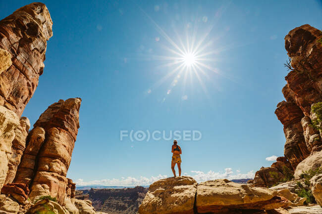 Женщина на красивом ландшафте в пустыне Юта — стоковое фото