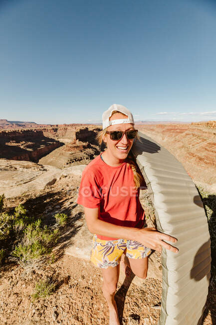 Camperin wandert mit Schlafkissen in der Wüste — Stockfoto
