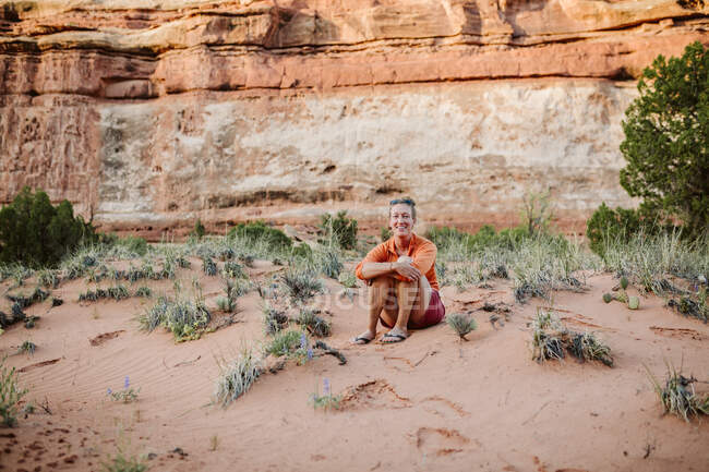 Чудова молода жінка - туристка в національному парку (штат Арізона).. — стокове фото