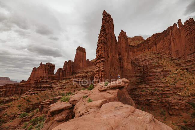 Frau auf wunderschöner Landschaft in der Wüste utah — Stockfoto