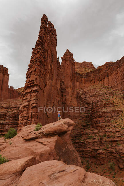 Frau auf wunderschöner Landschaft in der Wüste utah — Stockfoto