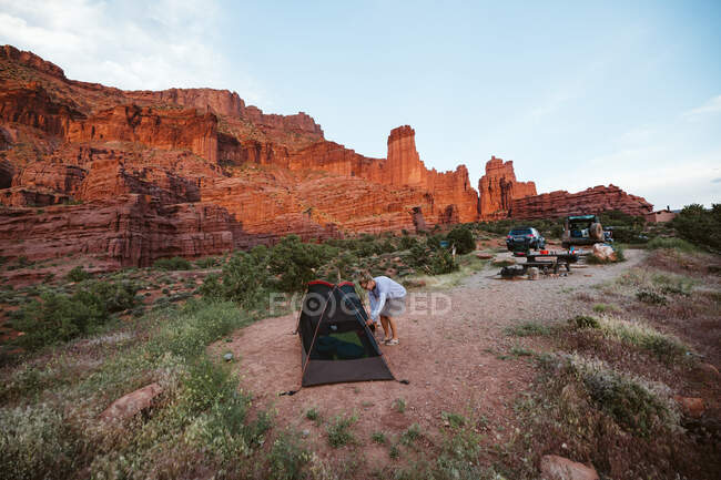 Caminhante com tenda no fundo do deserto — Fotografia de Stock