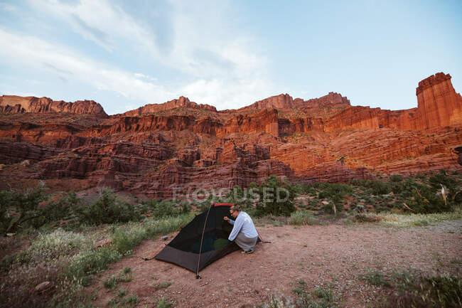Hiker with tent on desert background — Stock Photo