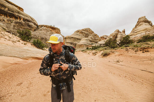 Wanderer in der Wüste mit Rucksack. — Stockfoto