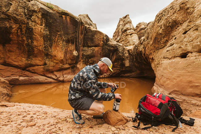 Excursionista en el desierto con equipaje - foto de stock