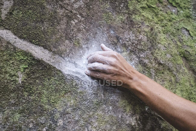 Fechar a mão de um alpinista na rocha — Fotografia de Stock