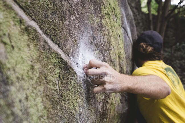 Fechar a mão de um alpinista na rocha — Fotografia de Stock