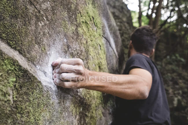 Gros plan d'une main d'alpiniste sur un rocher — Photo de stock