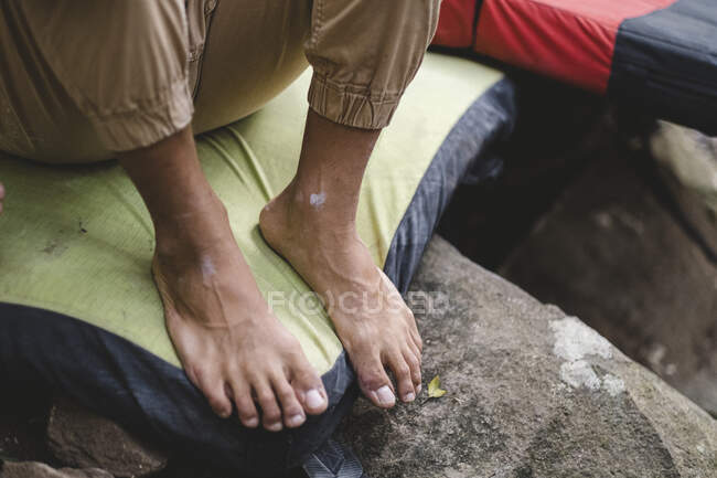 Nahaufnahme eines männlichen Bergsteigers mit nackten Füßen — Stockfoto