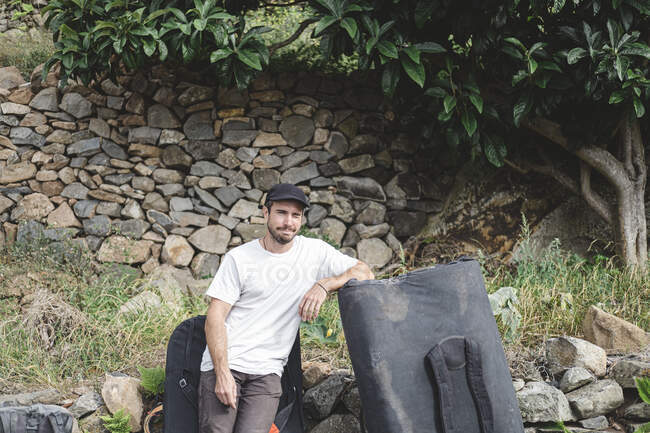 Витягнутий портрет альпініста, що стоїть на аварійному майданчику — стокове фото