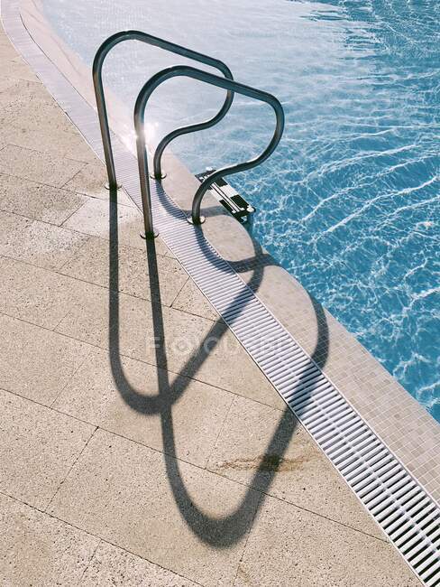 Fechar a escada da piscina — Fotografia de Stock