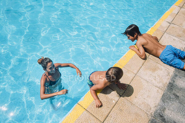 Famiglia che gioca in piscina — Foto stock
