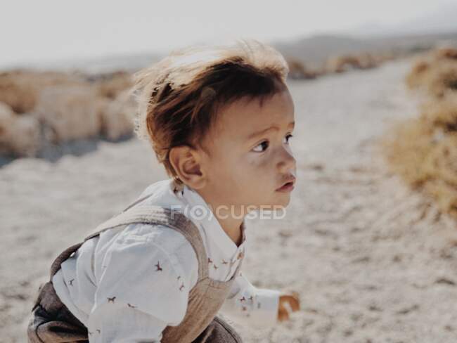 Portrait of a kid in the desert — Stock Photo