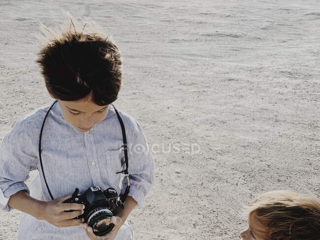 Ritratto di un bambino con una macchina fotografica in mano — Foto stock