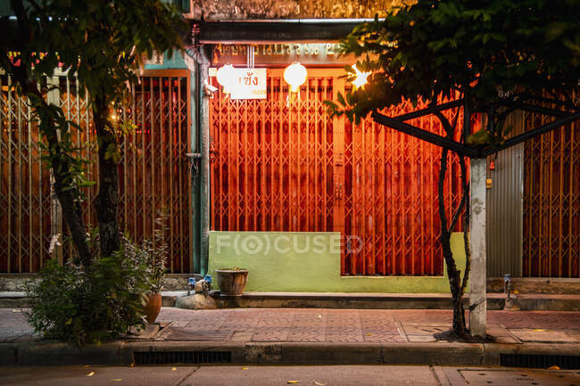 Closed shop in Bangkok's China town area — Stock Photo