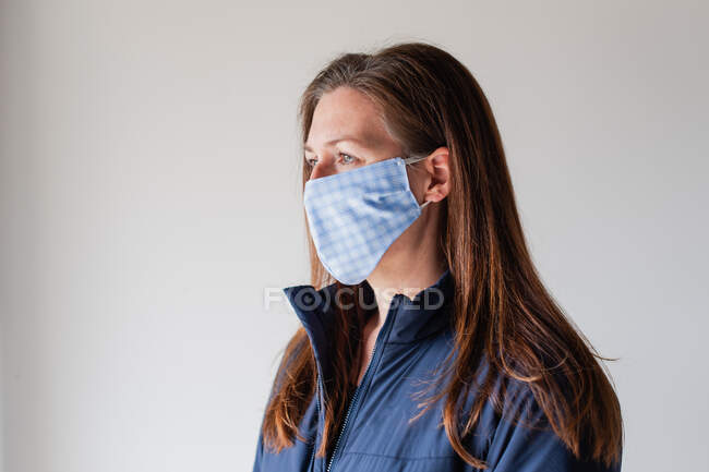 Frau trägt selbst gemachte Gesichtsmaske während der Covid-19-Pandemie. — Stockfoto