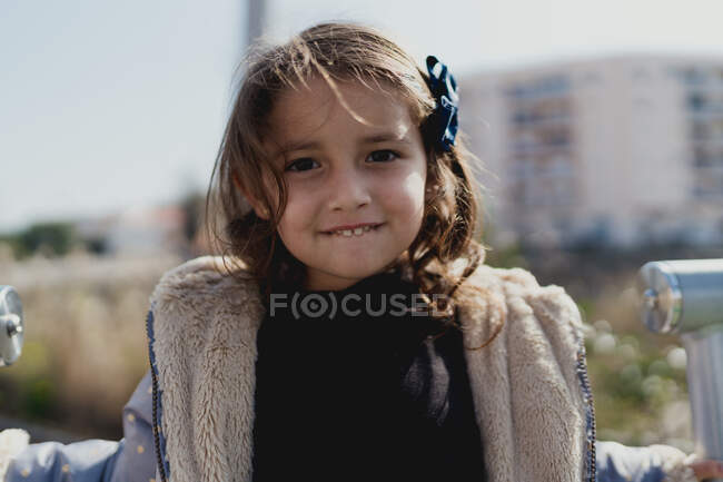 Портрет чотирирічної дівчинки, яка посміхається в парку день за днем — стокове фото