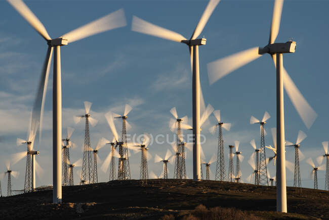 Moinhos de vento Dot the California Mountainside perto de Tehachapi — Fotografia de Stock