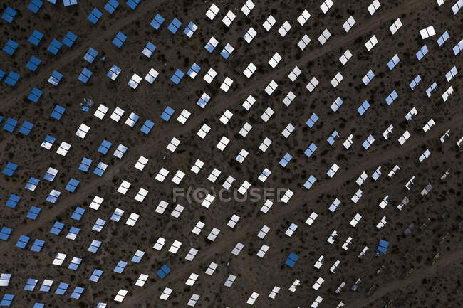 Массивный солнечный массив на станции Иванпа — стоковое фото
