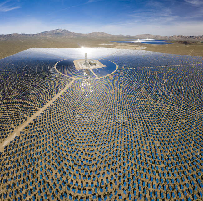 Una massiccia serie solare alla stazione di generazione di Ivanpah — Foto stock
