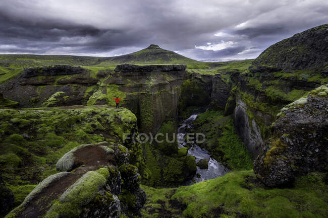Senderismo bajo Eyjafjallajokull vulcano en Islandia - foto de stock