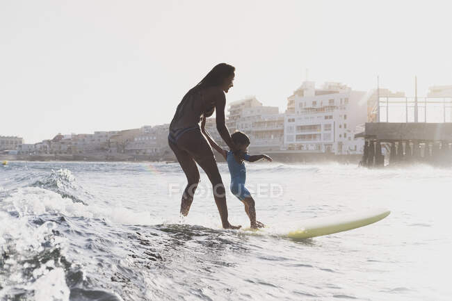 Мати з сином плавають у морі з невеликою хвилею. — стокове фото