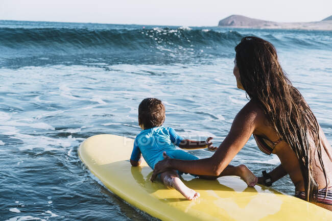 Мати і син серфінг маленької хвилі на морі — стокове фото