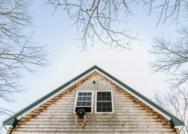 Ein schöner Blick auf ein Holzhaus mit Dach eines Gebäudes — Stockfoto