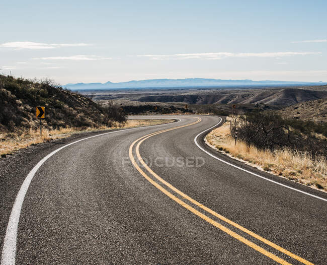 Route vide dans le désert sur fond de nature — Photo de stock