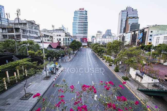 Empty street at Bangkok's CBD area — Stock Photo