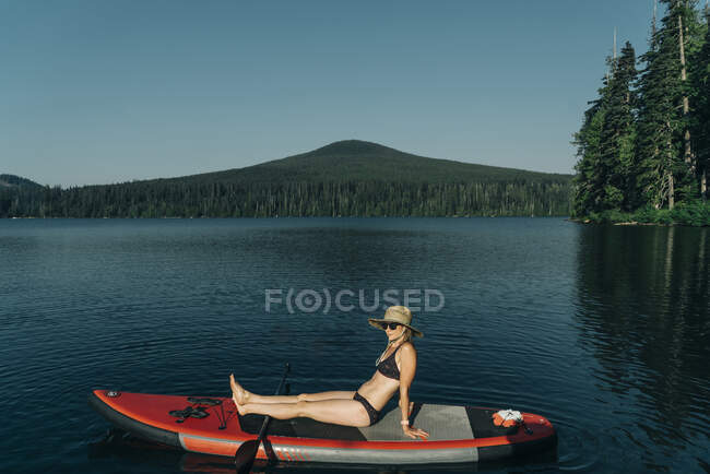 A young woman enjoys a standup paddle board on Lost Lake in Oregon. — Stock Photo