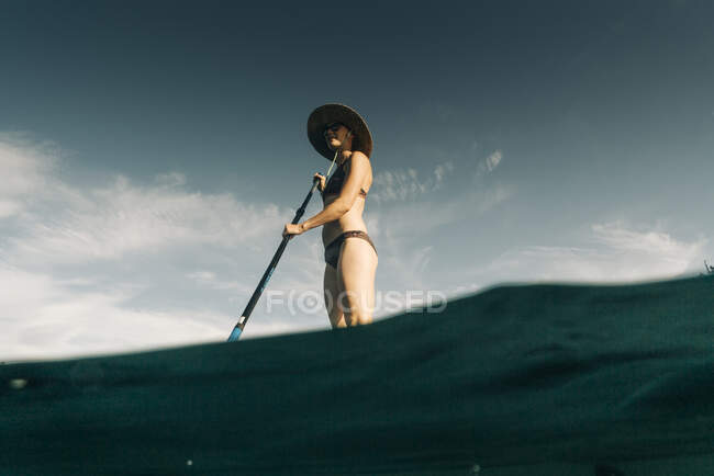 Una joven mujer disfruta de una tabla de remo en Lost Lake en Oregon. - foto de stock