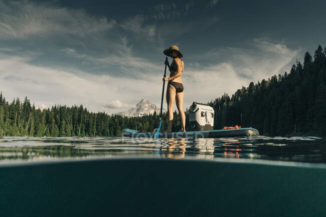 Eine junge Frau genießt ein Stehpaddelbrett auf dem Lost Lake in Oregon. — Stockfoto