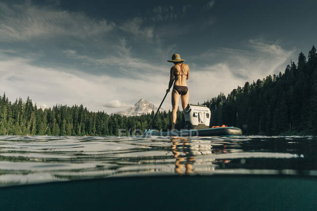A young woman enjoys a standup paddle board on Lost Lake in Oregon. — Stock Photo