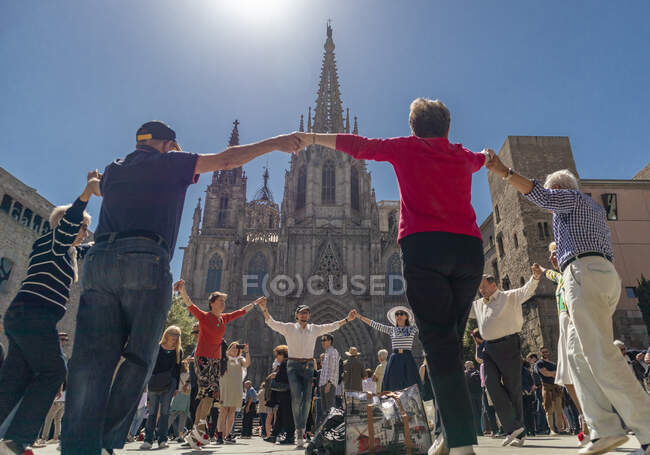Люди похилого віку танцюють типовий танець сардана каталонської культури.. — стокове фото
