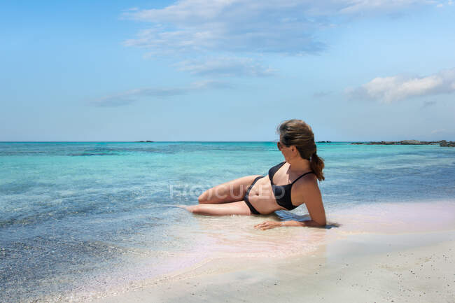 Landschaft mit Meer und Frau, die Wasser und Sonne auf Balos bea genießen — Stockfoto