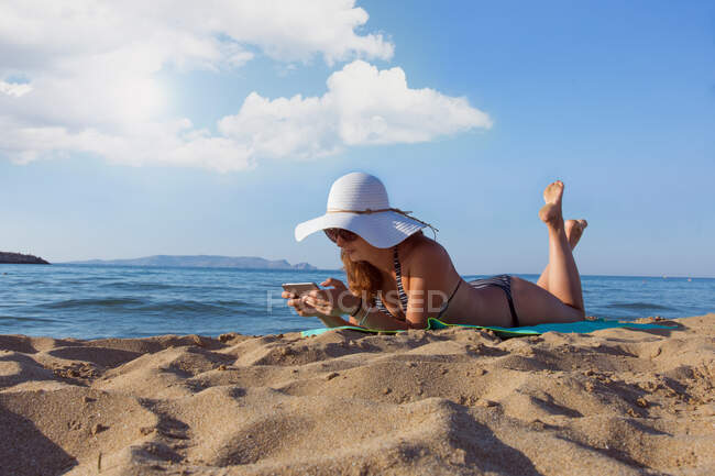 Woman enjoying summer vacation on the beach in Heraklion, Greece — Stock Photo