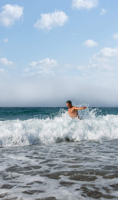 L'homme se réchauffe dans les fortes vagues de la Grèce en été — Photo de stock