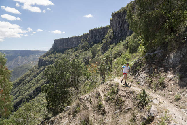 Um homem correndo em uma trilha em um desfiladeiro em Barranca de Meztitlan — Fotografia de Stock