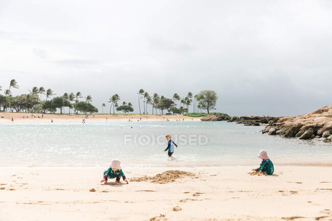 Діти грають на пляжі на Гаваях. — стокове фото