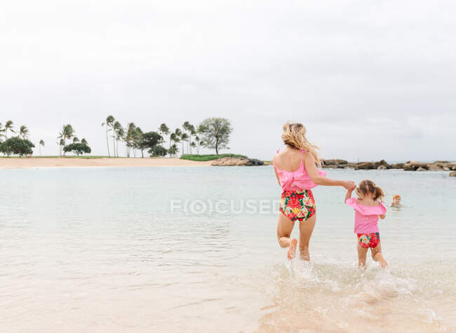 Mãe e Filha brincando no oceano — Fotografia de Stock
