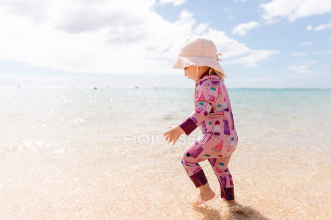 Ragazza bambino che gioca nell'oceano — Foto stock