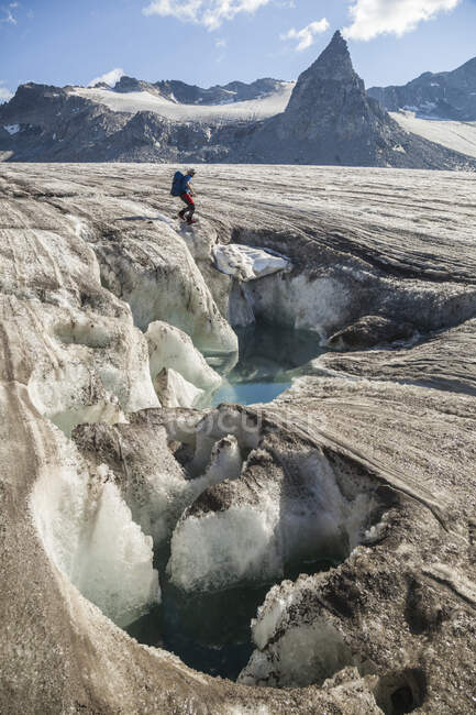Uomo allo stagno di acqua di fusione, Ghiacciaio Snowbird, Montagne Talkeetna, Alaska — Foto stock