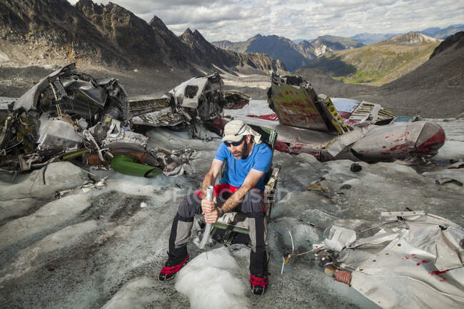 Hombre en accidente de avión, glaciar Bombardero, montañas Talkeetna, Alaska - foto de stock