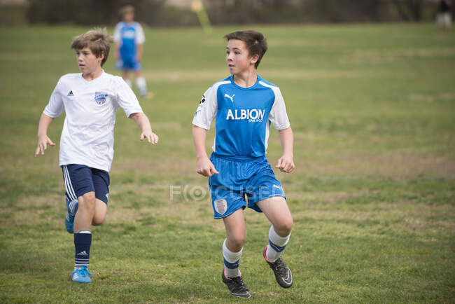 Молодой футболист во время игры — стоковое фото