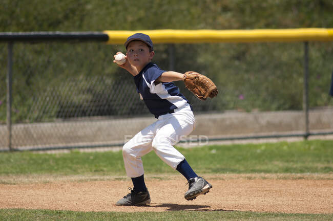 Infielder de beisebol Little League pronto para jogar para a primeira base — Fotografia de Stock